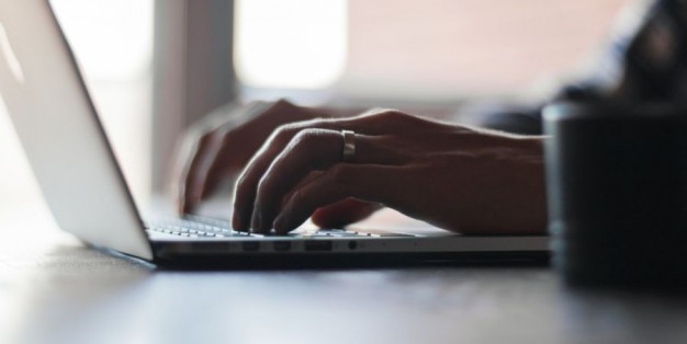 Homem escrevendo no computador