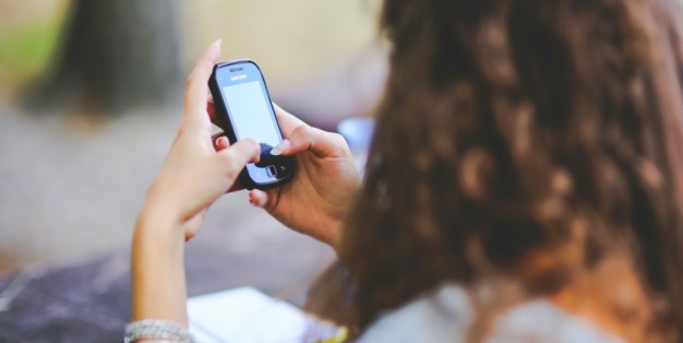 Jovem com Telemóvel