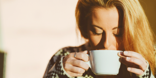 Mulher a beber café da manhã