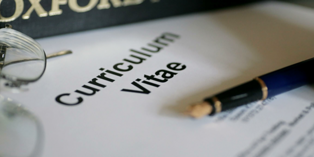 Curriculum Vitae em papel e caneta