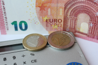 Dinheiro e calculadora de euros