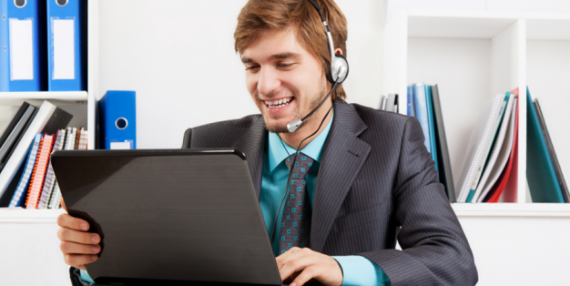 Homem tirando um curso online