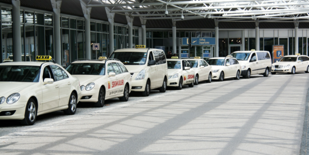Táxis parados em Aeroporto