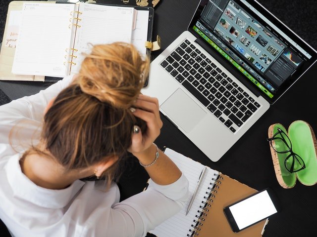 mulher desmotivada com trabalho e computador