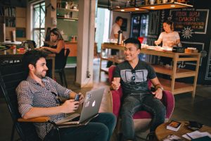 conjunto de pessoas em espaço de coworking