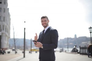 homem com ar feliz e positivo