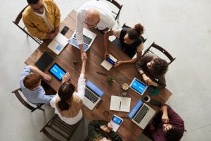 pessoas em reunião a cumprimentar-se