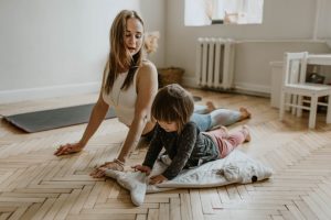 mulher a fazer exercicio com criança