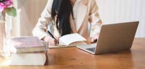 mulher a estudar com computador