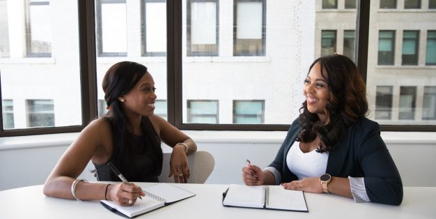 mulher a ser entrevistada por mulher num escritório