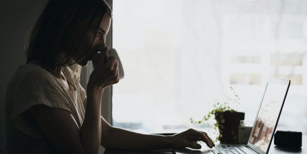 mulher a trabalhar ao computador