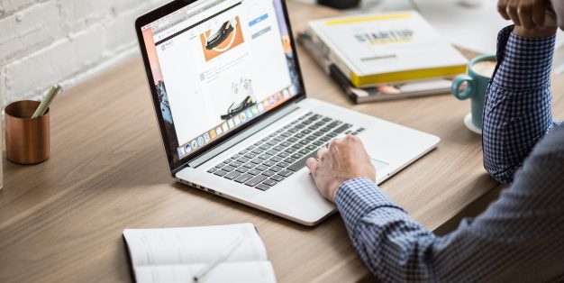 homem ao computador a ver sites