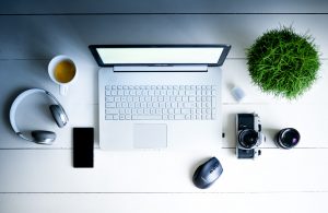 mesa de trabalho com o computador e as ferramentas para trabalhar