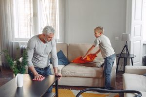 pai e filho a fazer as tarefas da casa