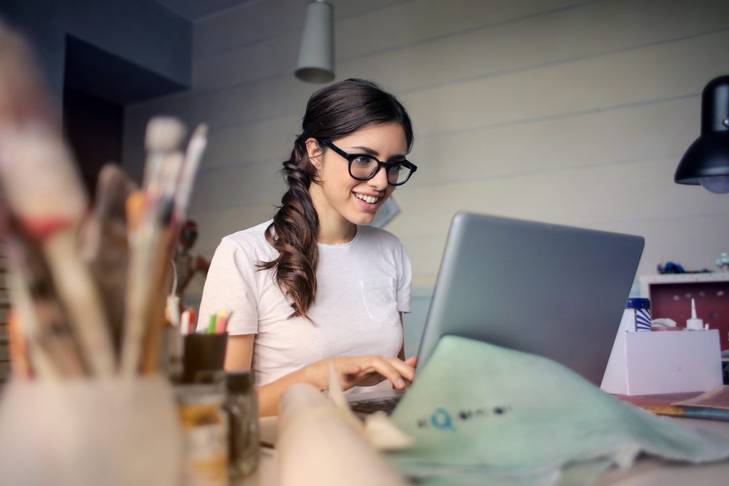 mulher a trabalhar ao computador