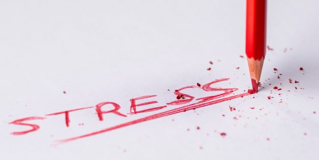 pessoa a escrever stress