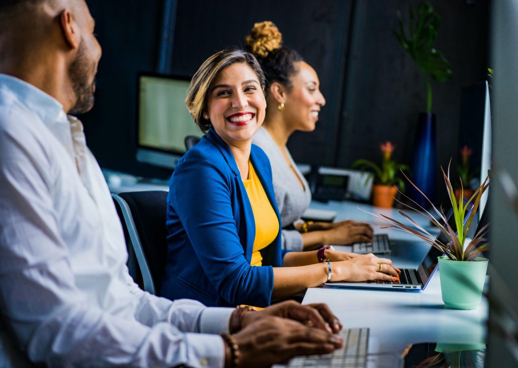 bem estra no trabalho, mulher a rir para homem