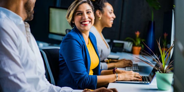 bem estra no trabalho, mulher a rir para homem