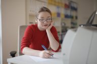 mulher desmotivada no trabalho