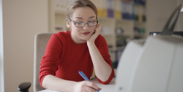 mulher desmotivada no trabalho