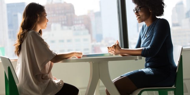 duas mulheres numa entrevista de emprego