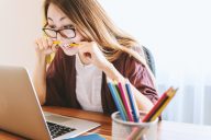 mulher em stress ao computador