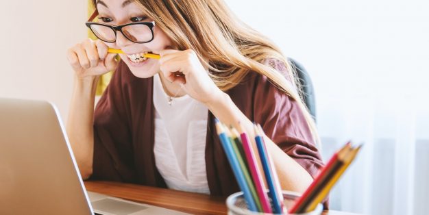 mulher em stress ao computador