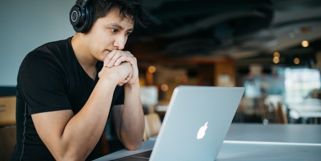 homem a trabalhar no computador