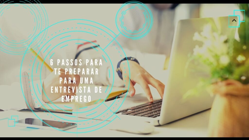 mulher a pesquisar informação no computador
