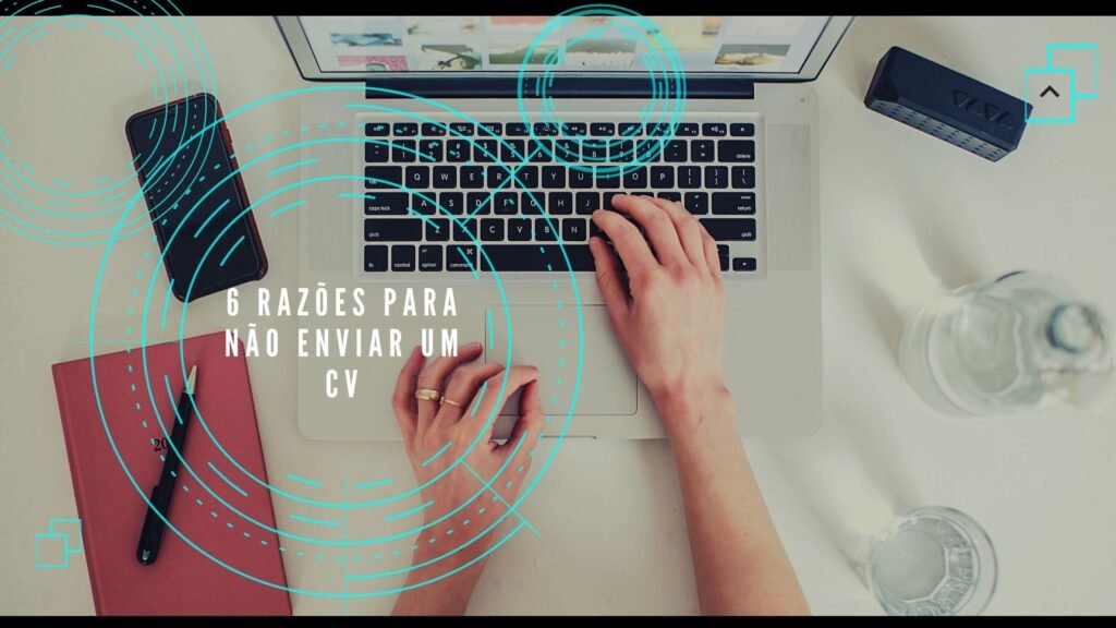 mulher ao computador a trabalhar