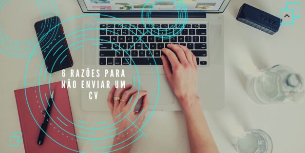 mulher ao computador a trabalhar