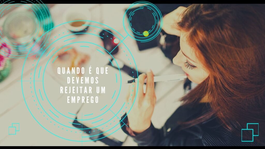 mulher a pensa no trabalho à secretária