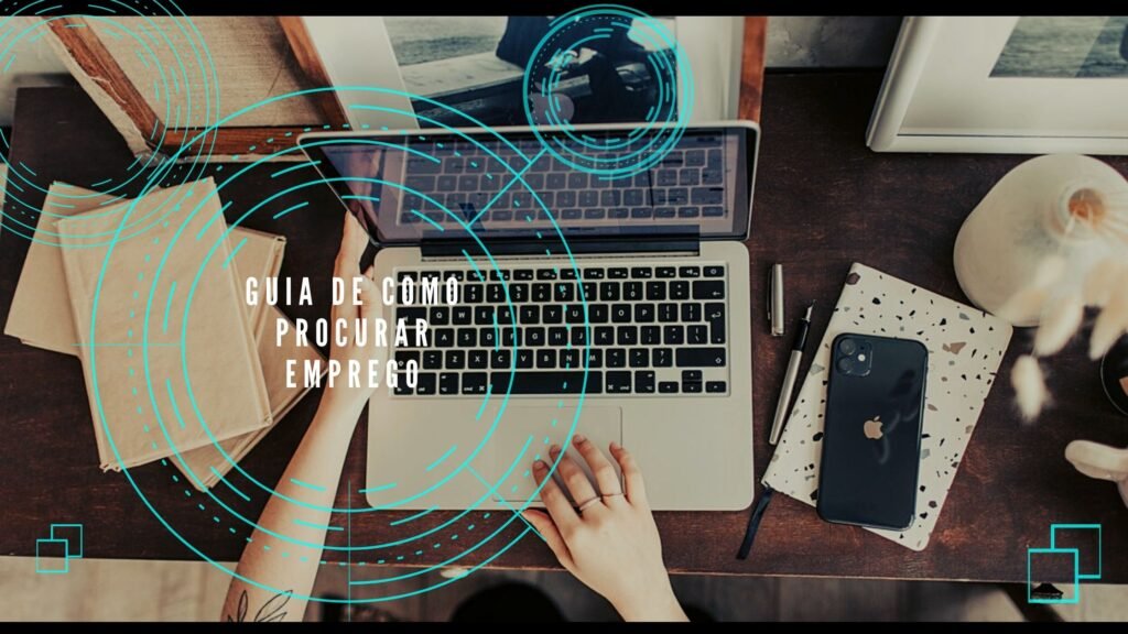 mulher à secretária de trabalho à proucra no computador