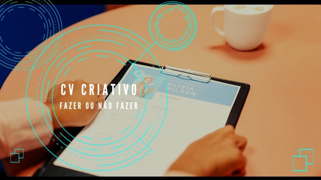 mulher com cv criativo na mão