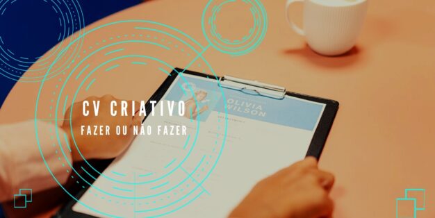 mulher com cv criativo na mão