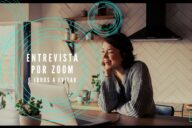 mulher a ter entrevista por videoconferência