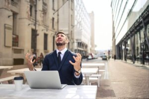 homem aborrecido afente de computador