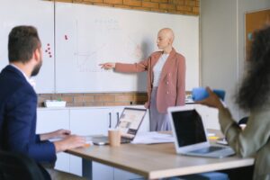 mulher a falar sobre trabalho