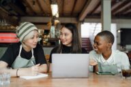 mulheres a falar sobre o trabalho