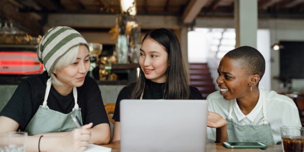 mulheres a falar sobre o trabalho