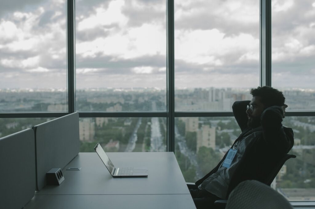 homem no trabalho com computador e postura reclinada