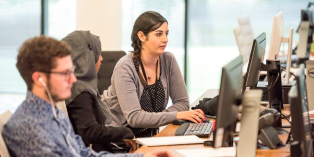 pessoas a trabalhar em call center