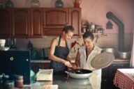 mulheres na cozinhar a trabalhar