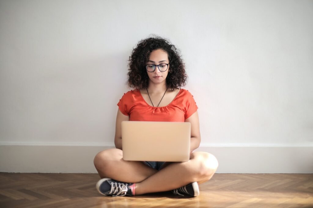 mulher ao computador sentada