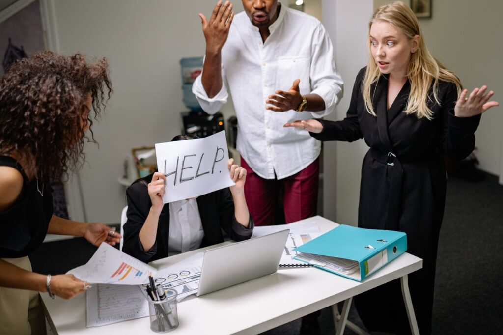 Colegas de trabalho a sobrecarregarem colega