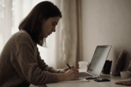 Profissional em Portugal a preparar lista de referências profissionais para candidatura a emprego