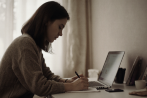 Profissional em Portugal a preparar lista de referências profissionais para candidatura a emprego