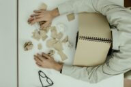 Mulher portuguesa a refletir sobre o seu estado profissional e a decisão de mudar de emprego devido a burnout ou insatisfação
