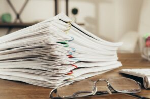 Uma pilha de CVs por ler em cima da mesa dos recursos humanos