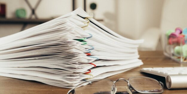 Uma pilha de CVs por ler em cima da mesa dos recursos humanos